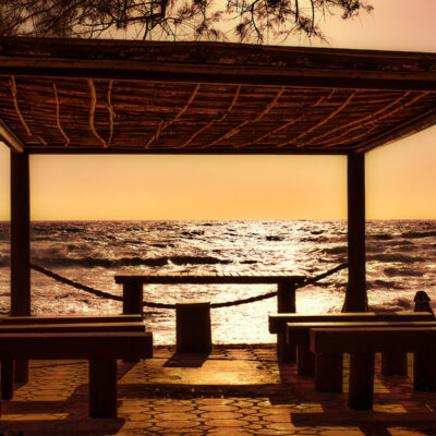 Romántica capilla a orilla del mar